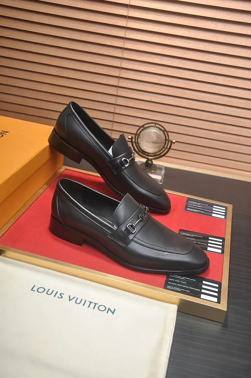 Men's men's shoes 💰540💶 [LV] (original single cowhide lining) 🍀LV's latest genuine leather business suit shoes are launched simultaneously on the official website. The first-layer cowhide imported from Italy is made of heavy gold, 💥official website 1:1 rubber outsole. Versatile to wear, high-end without losing class, and the color combination is extraordinary. This four-season style is alluring when worn on your feet, showing off your big-name flair. Standard code 38-45 (45 customized)